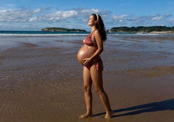 Marta Pombo, embarazada de mellizas, en la playa de Loredo.