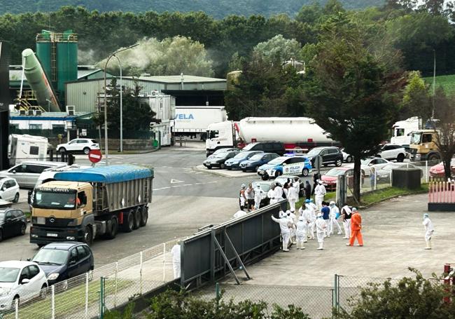 Agentes de seguridad y equipos sanitarios han desalojado a la plantilla de la empresa Hapi Ibérica en Guarnizo