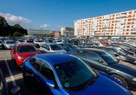 Aparcamiento disuasorio de la calle Pintor Valera, uno de los más saturados en Torrelavega.