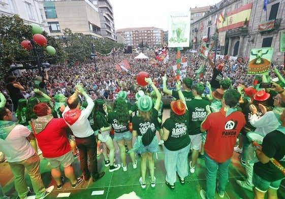 Autoridades y peñistas saluda al público durante el pregón.