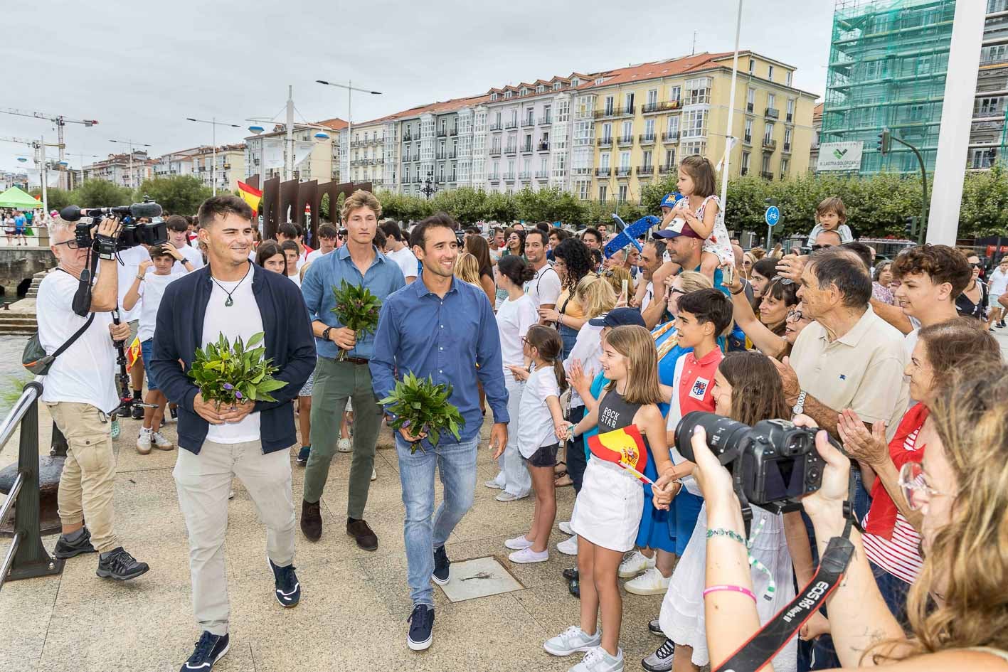 Los regatistas más jóvenes hicieron un pasillo a los campeones hasta el club.