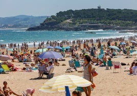 La playa de El Sardinero llena de personas un día de verano.