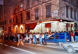 Cientos de personas abarrotan la calle del pub Las Cuevas en los años noventa.