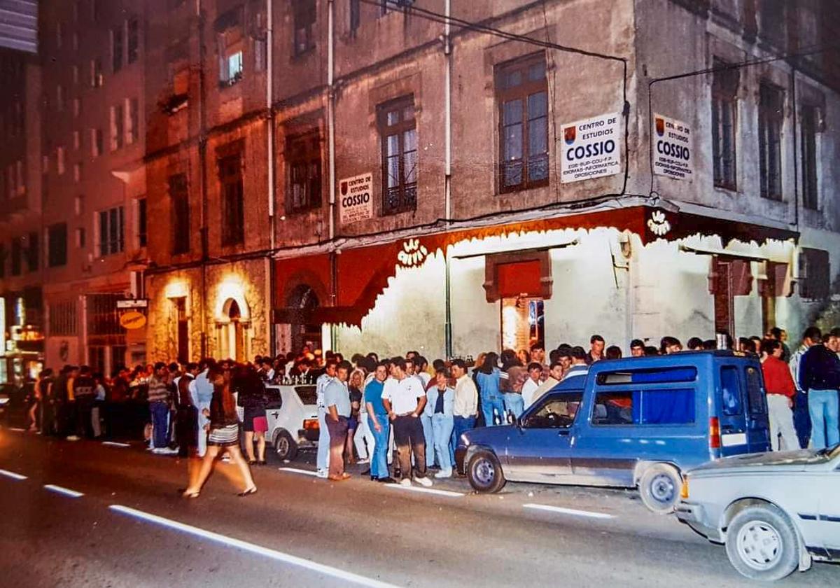 Cientos de personas abarrotan la calle del pub Las Cuevas en los años noventa.