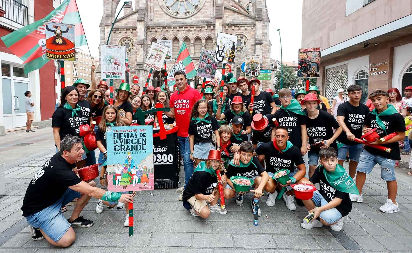 La Peña 39300 posa para los fotógrafos junto a la iglesia de La Asunción.