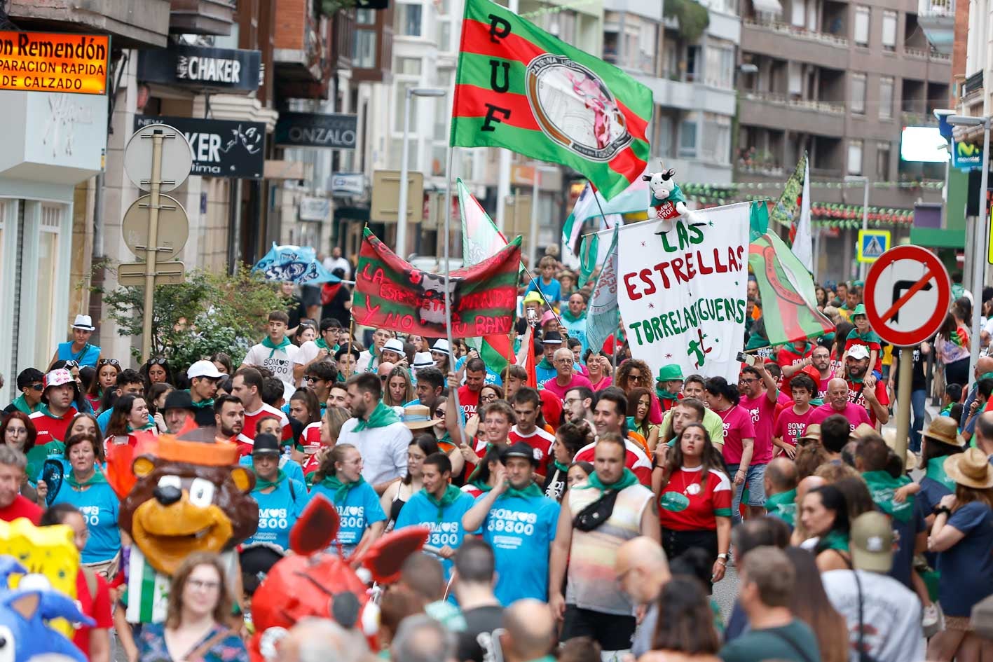 El desfile previo al pregón fue multitudinario.