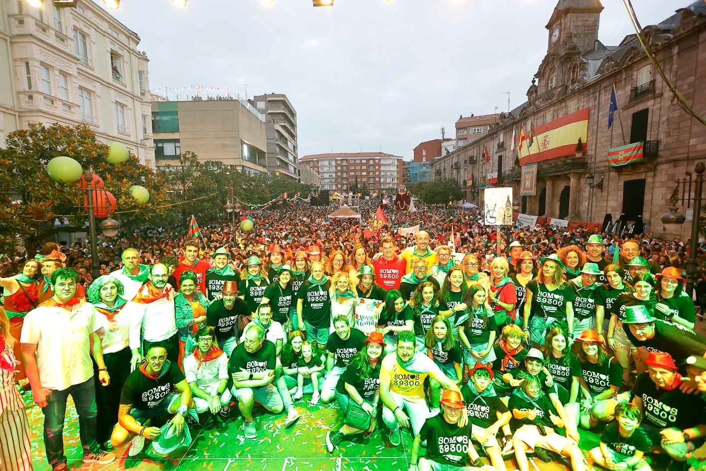 Autoridades y peñistas, durante el pregón.