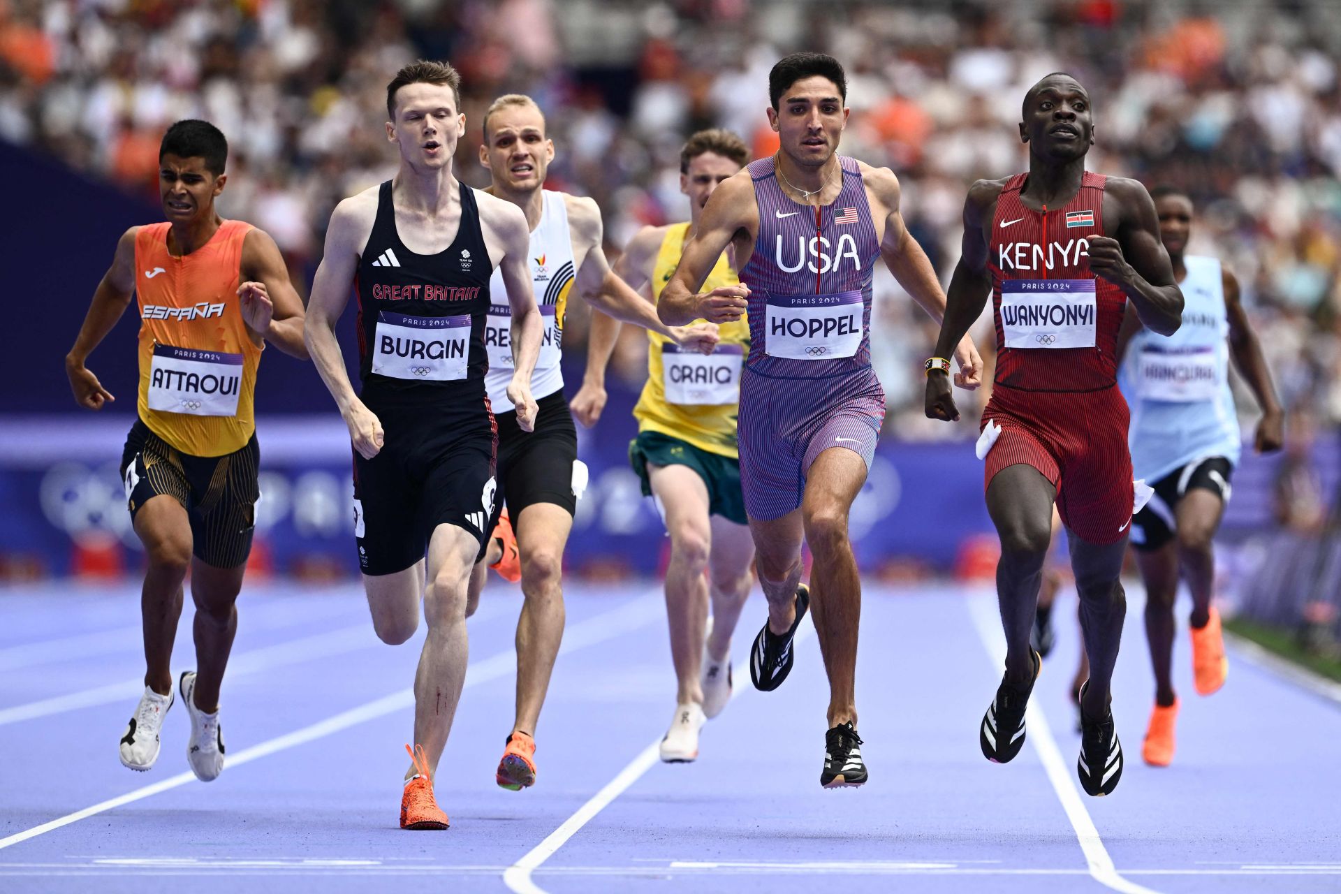 Attaoui, a la izquierda, cruza la línea de meta en la tercera semifinal de los 800 metros.