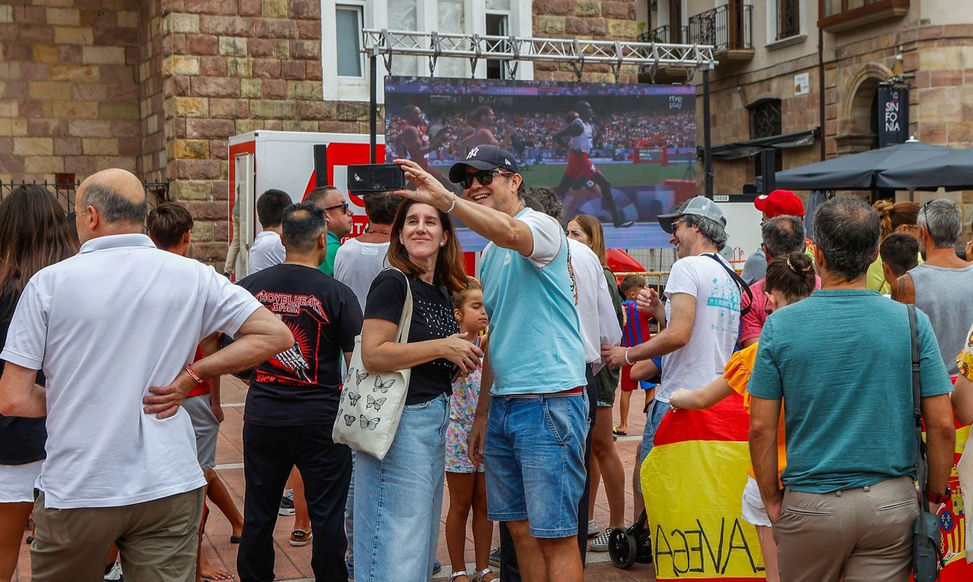 Un selfi en la plaza Baldomero Iglesias antes de que comenzase la semifinal del torrelaveguense. Foto: LUIS PALOMEQUE.