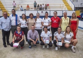 Foto de familia de las jugadoras participantes junto a la familia del añorado Marcelino Ortiz Tercilla.