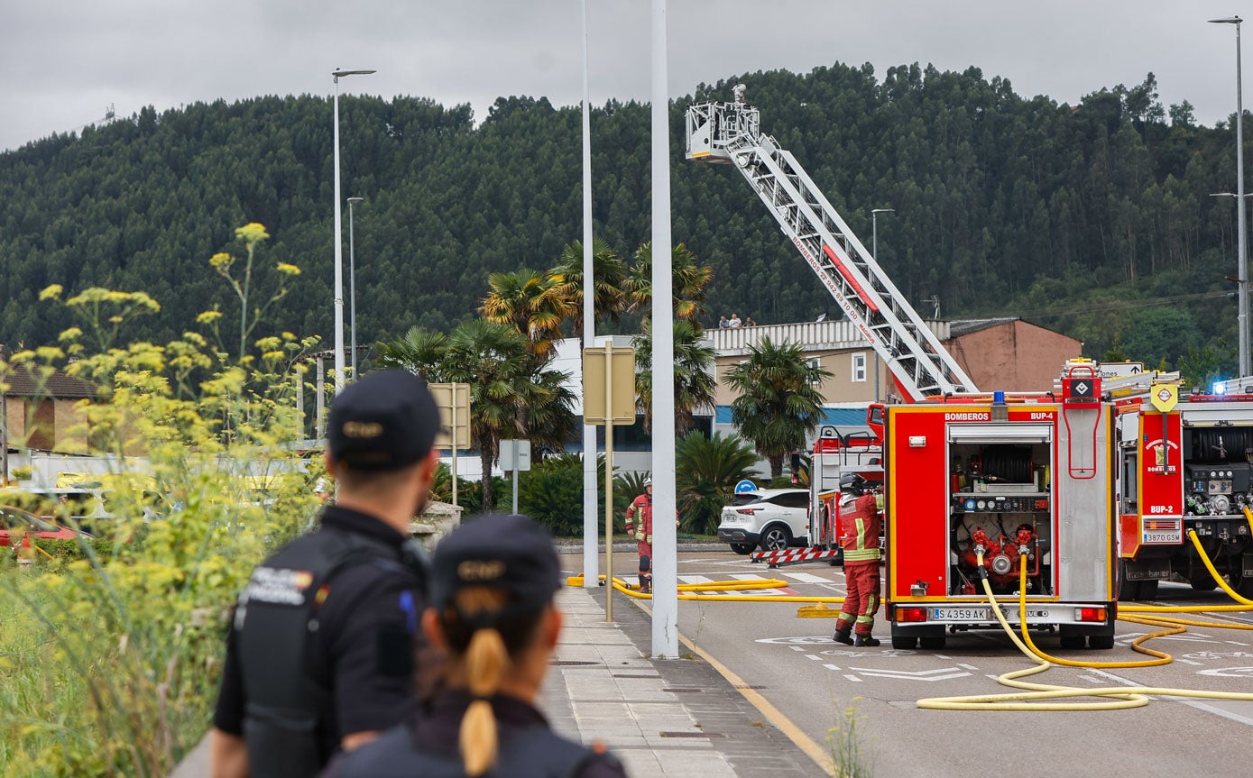 Agentes de la Policía Nacional y Local ayudan en el control del perímetro. En la imagen una de las autoescalas de los bomberos