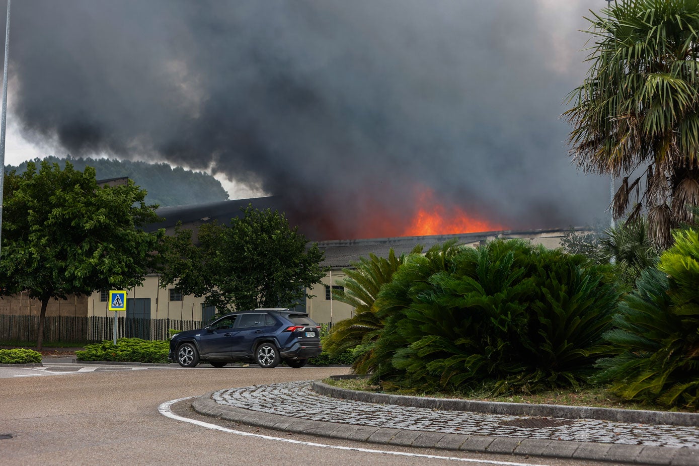 El humo y las llamas han convertido el incencio en un siniestro espectáculo