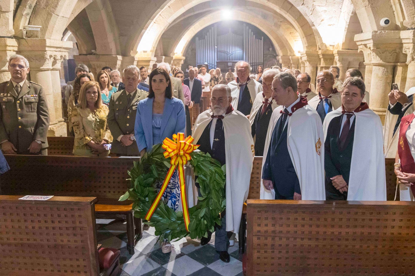 La alcaldesa de Santander, Gema Igual, y el Hermano Mayor de la hermandad, José María Mazarrasa, durante la ofrenda floral en recuerdo de los miembros de la asociación ya fallecidos.