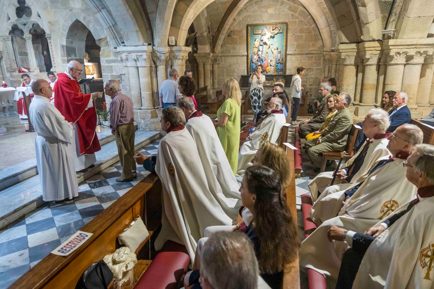 Los asistentes al acto participan de la Eucaristía.