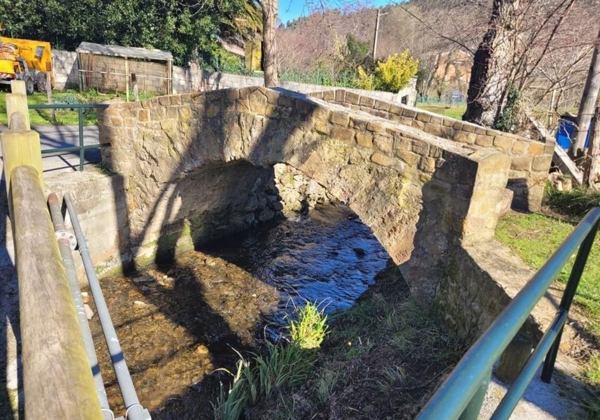 Puente sobre el arroyo Sabiote en Ontón.