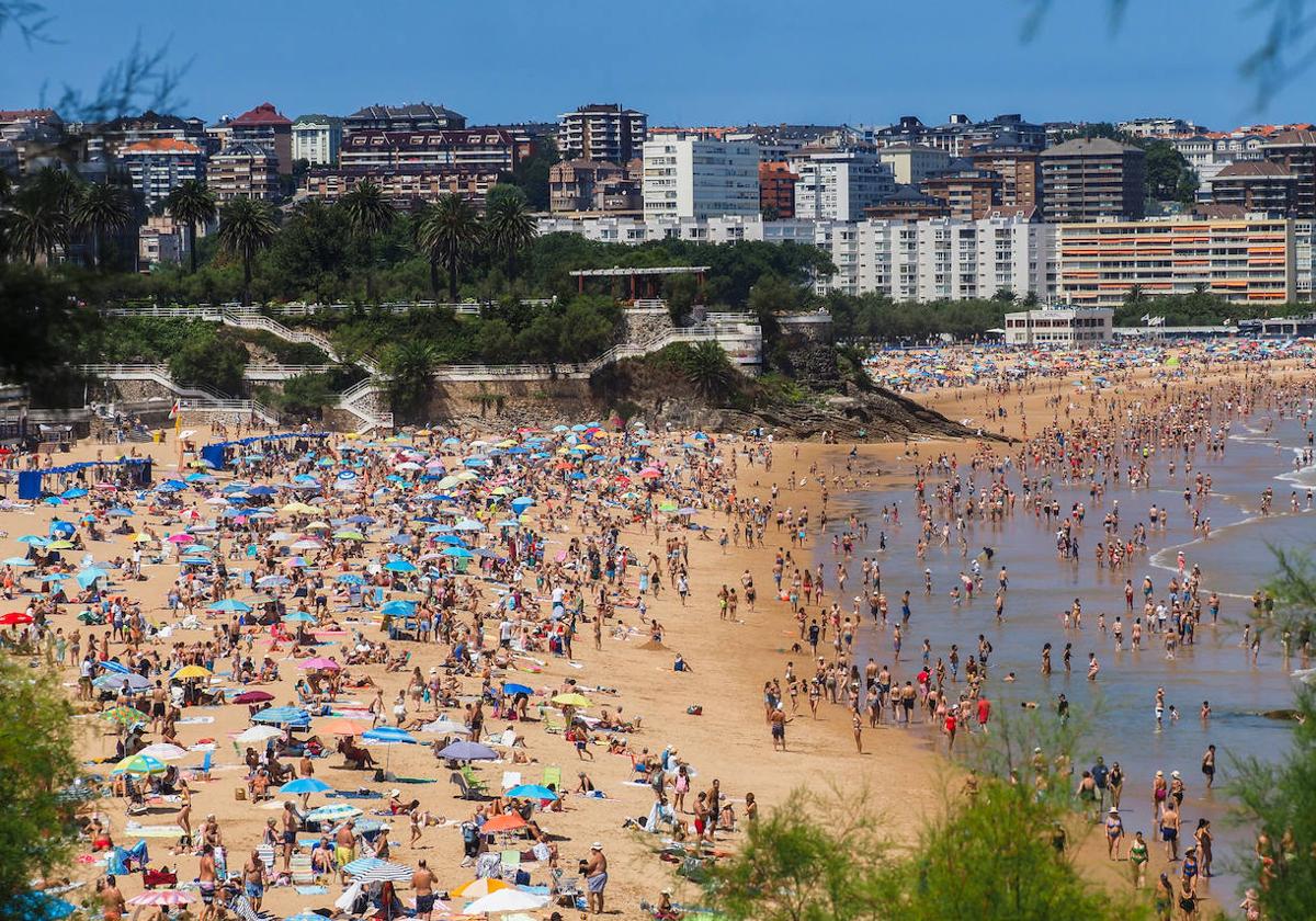 La playa de El Sardinero es unode los principales atractivos turísticos de Santander durantelos meses de julio y agosto.