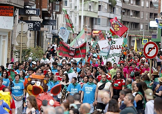 Los peñistas, sus insignias y camisetas de colores abarrotaron las calles hasta llegar al Bulevar, donse se desarrolló el ansiado pregón.