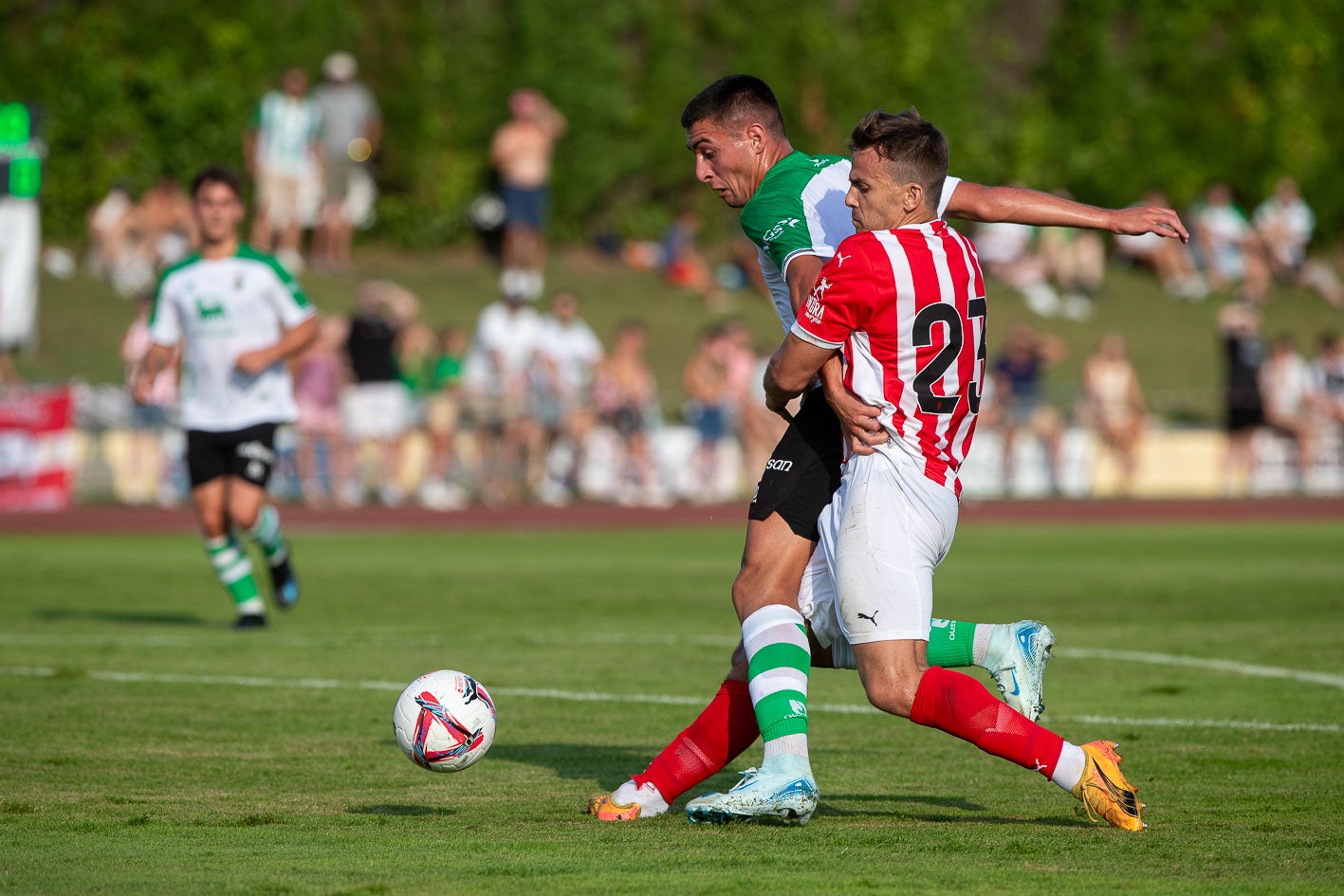 Curbelo, del Sporting, trata de detener a Karrikaburu