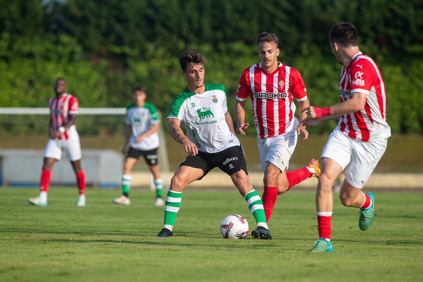 Yeray protege la pelota ante dos jugadores del Sporting