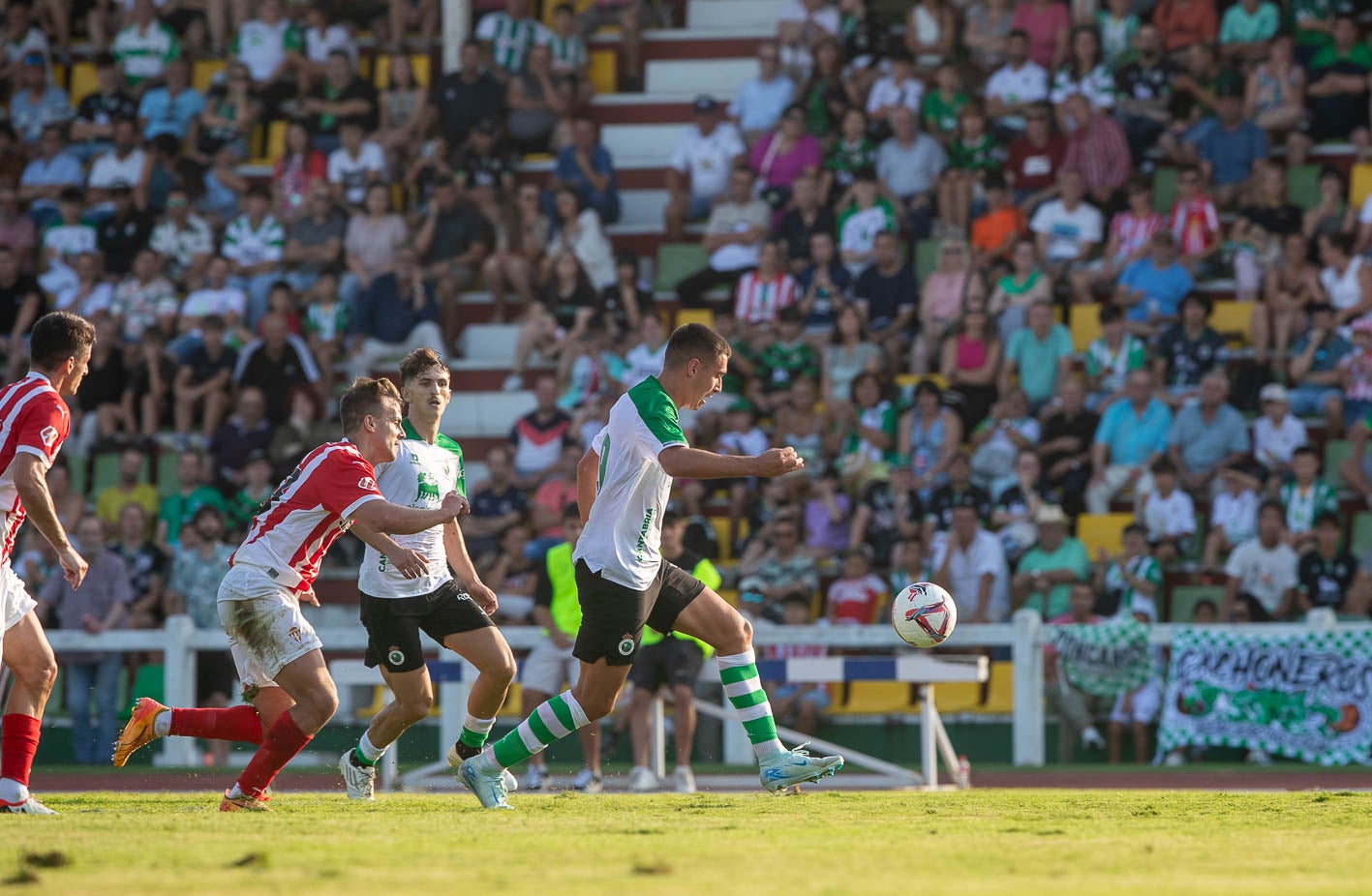 Karrikaburu, en carrera con el balón mientras le persigue Nacho Martín. 