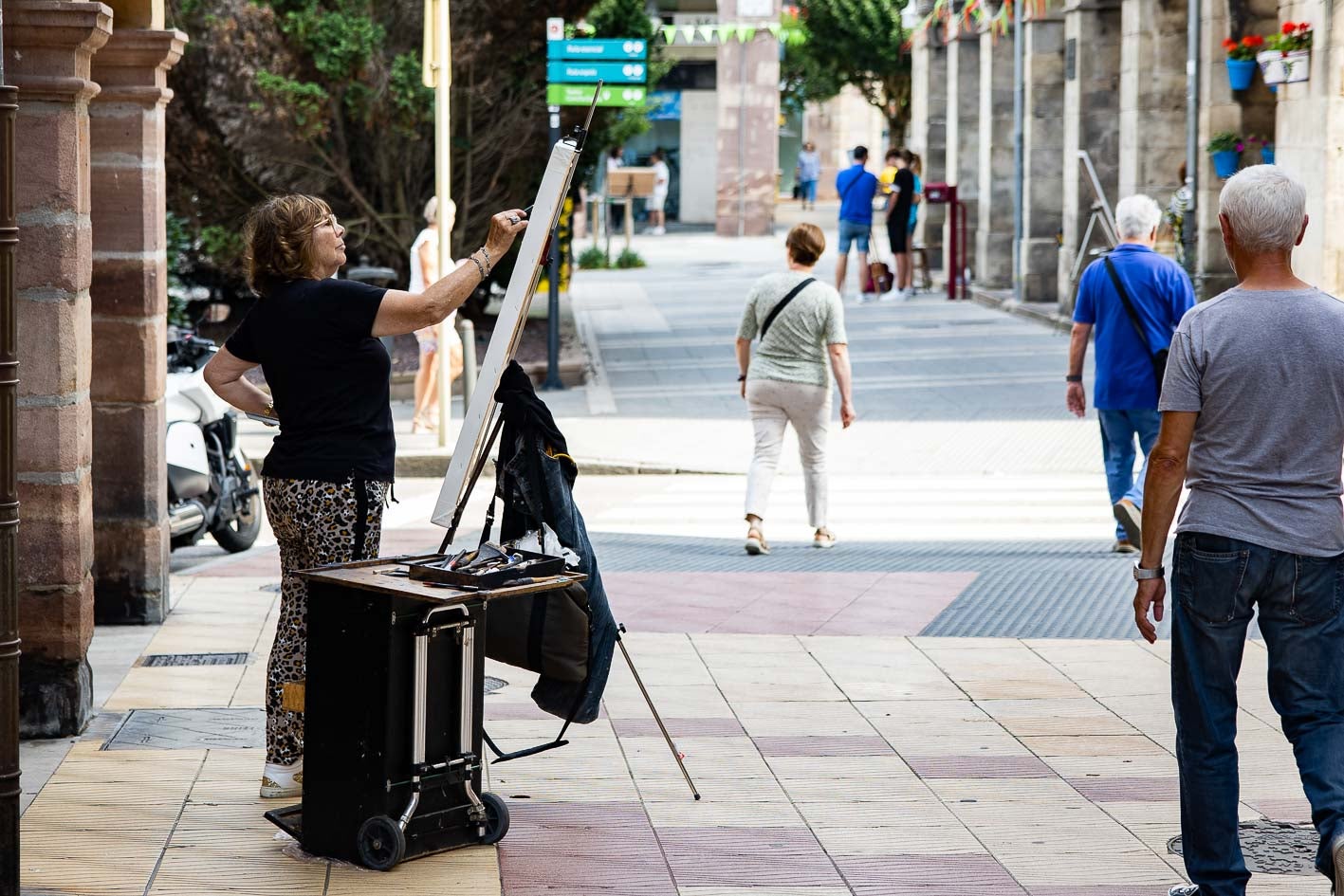 Una artista plasma sus ideas sobre el lienzo, en la confluencia entre la calle Martínez y Ramón, la Plaza Mayor y Francisco Díaz.