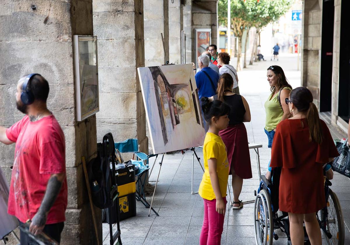 Muchos participantes encontraron refugio contra el calor en los soportales de la Plaza Mayor.