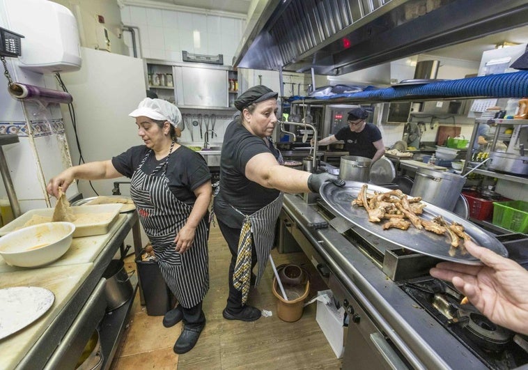 El equipo de cocina trabaja a pleno rendimiento para sacar todos los pedidos durante el servicio.