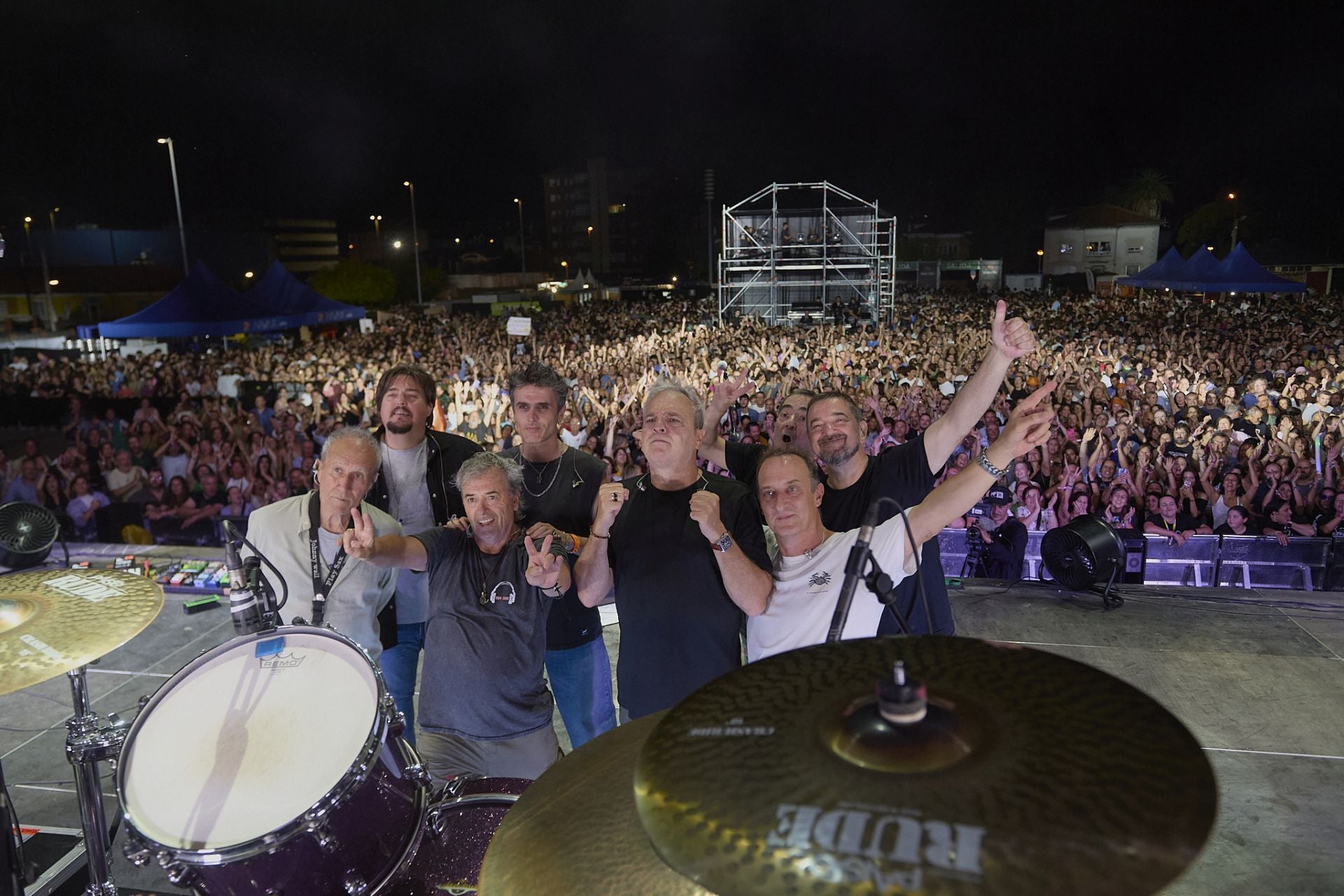 Hombres G se hizo la típica foto con el público al fondo levantando los brazos