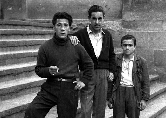 Era 1944 cuando los hermanos Bustamante Hurtado, Ángel (1918-1989) y Horacio (1922-1999), iniciaron su negocio de fotografía en Torrelavega, abriendo su tienda en la calle José María de Pereda en el número 18. Esta muestra se centra en un periodo importante para Torrelavega.