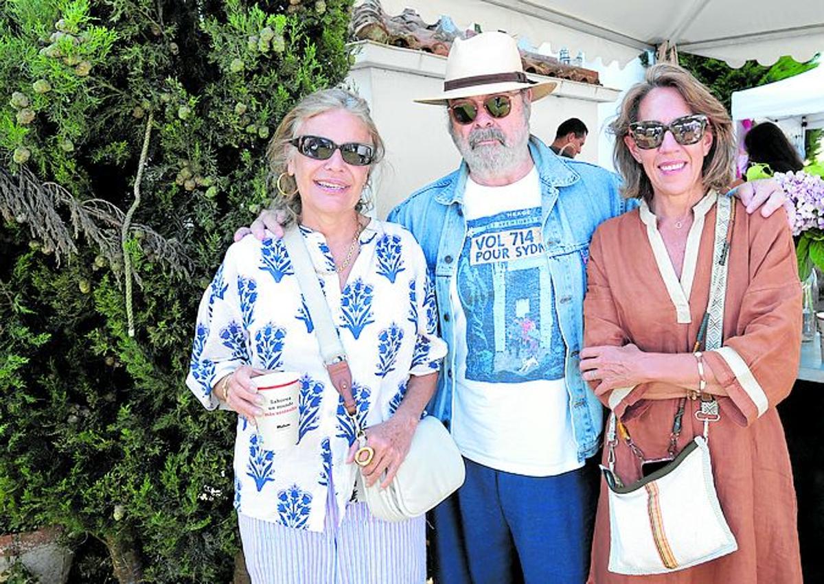 Imagen secundaria 1 - A la izquierda, Eugenia Fernández Shaw, Antonio Resines y Rocío Galatas. Y, a la derecha, uno de los puestos del mercadillo de Novales.