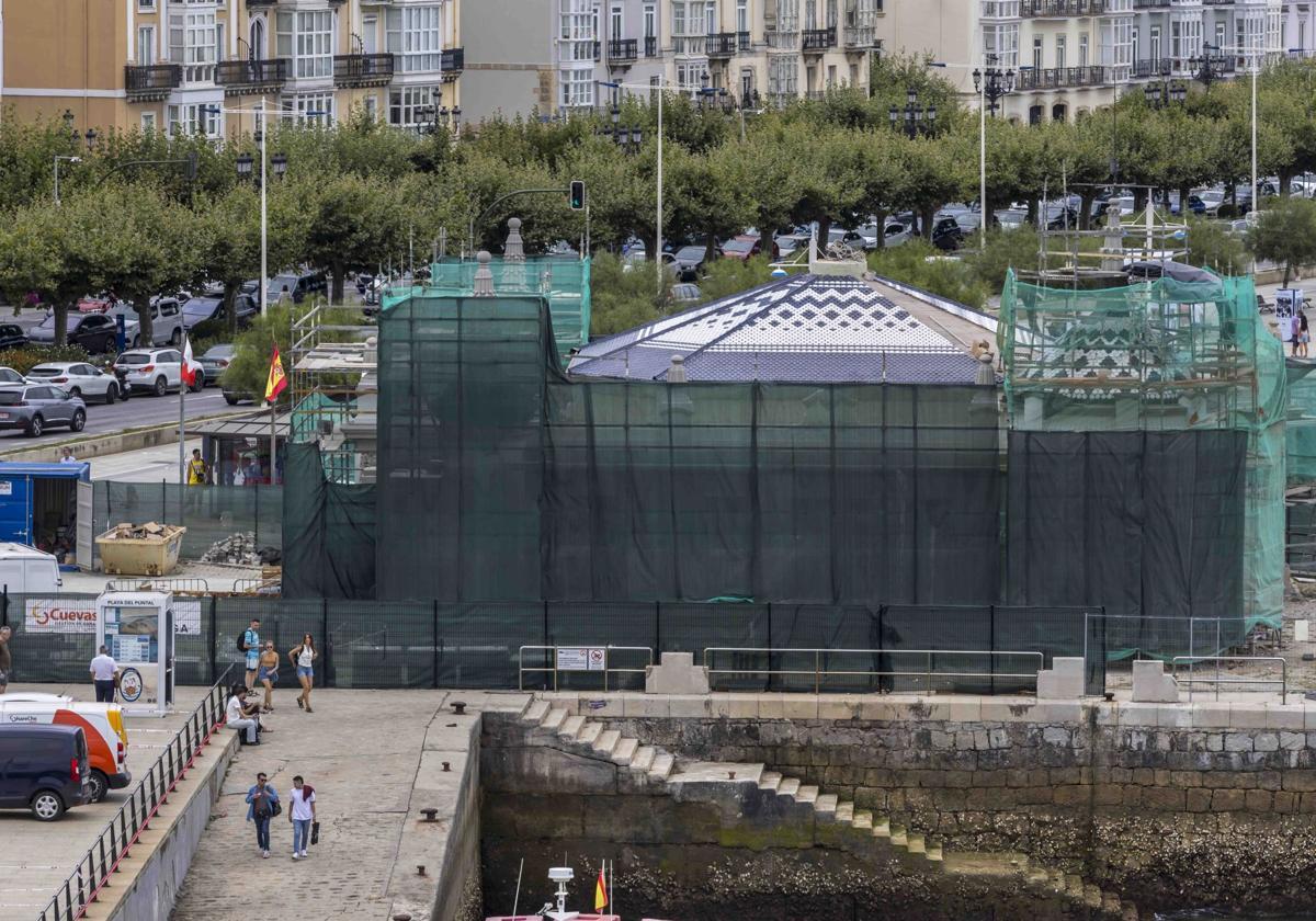 La cubierta característica del edificio ya muestra de nuevo el mosaico de escamas cerámicas blancas y azules, antes muy deteriorado.