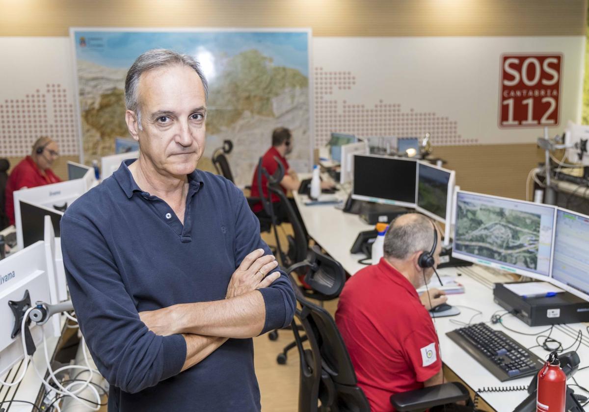 t Samuel Ruiz, en la sala de control del 112 de Cantabria.