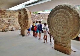 Las visitas guiadas son la única forma de poder disfrutar y entender mejor las estelas y el parque que las acoge en Barros.