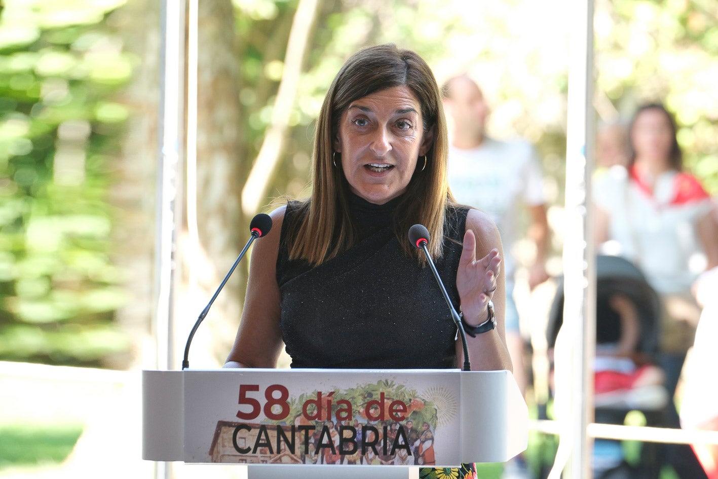 Primer plano de la presidenta regional durante su discurso.