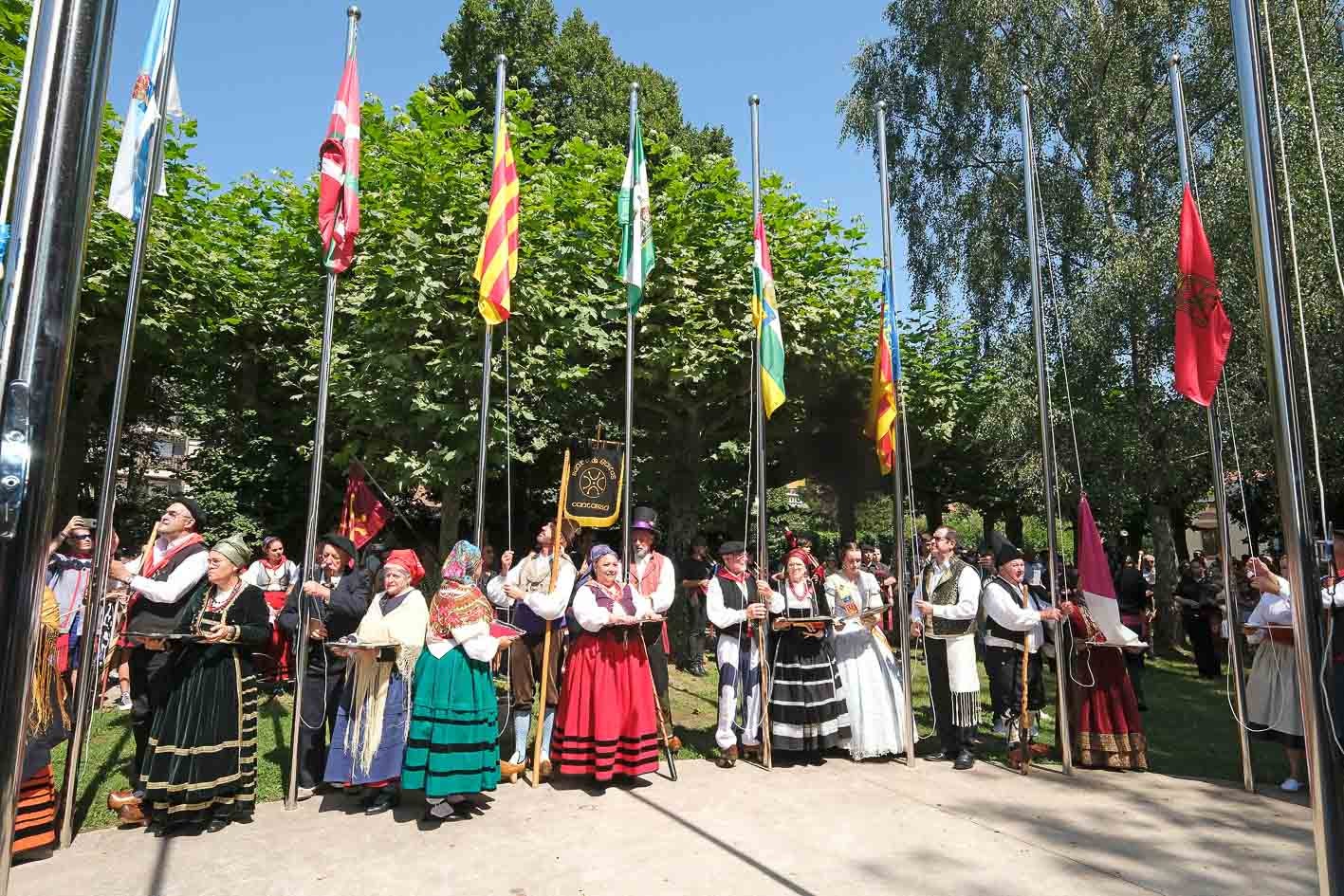 Momento previo al izado de las banderas de Cantabria y España.