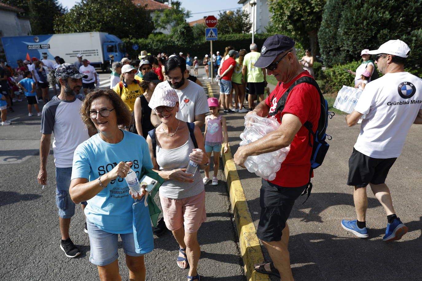 Personal de la organización repartiendo agua a los participantes. 