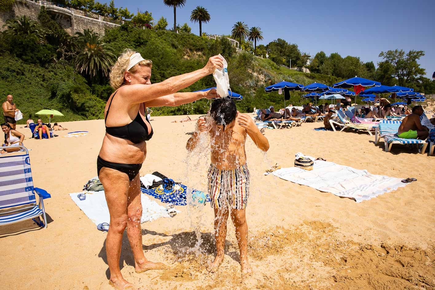 Refrescarse de forma frecuente es una máxima en las jornadas de calor. Aquí, haciendo lo propio en la playa de Los Peligros, en Santander.