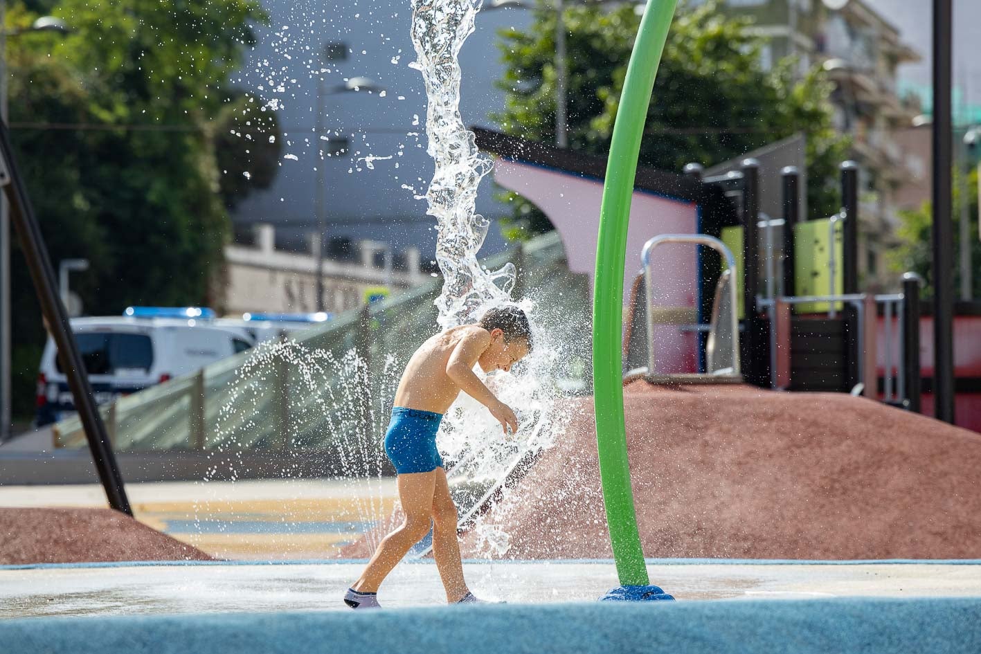 Refrescándose en una fuente en Torrelavega, que ha registrado 40º este domingo.