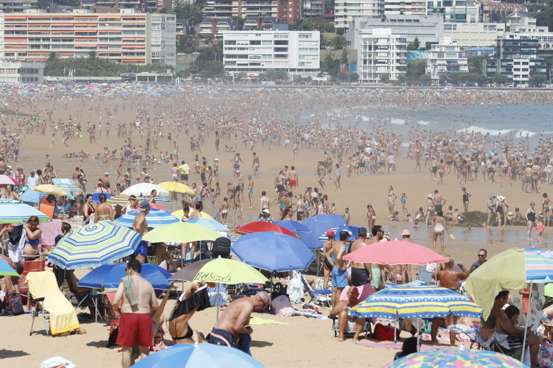 Imagen de las playas de El Sardinero, en Santander, llenas de gente con ganas de refrescarse en el mar. 