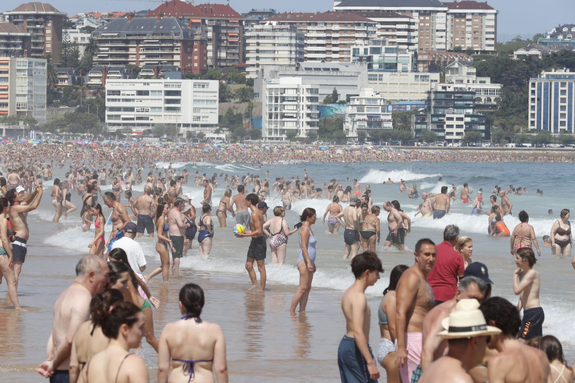 La orilla de las playas de El Sardinero (Sardinero) ha estado de lo más concurrida durante toda la jornada. 