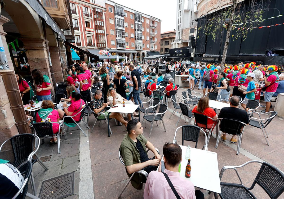 Clientes consumen en una de las terrazas de la plaza Baldomero Iglesias, durante las fiestas de La Patrona.