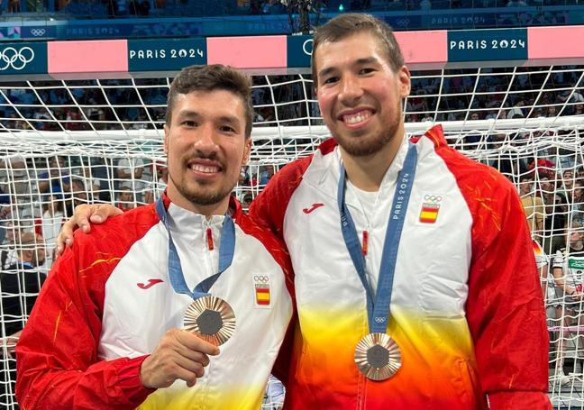 Álex y Dani Dujshebaev, con su bronce.