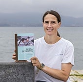 Berta Betanzos, con el libro en el que repasa su trayectoria en la vela y que se presenta hoy en el Marítimo.