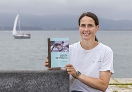 Berta Betanzos, con el libro en el que repasa su trayectoria en la vela y que se presenta hoy en el Marítimo.