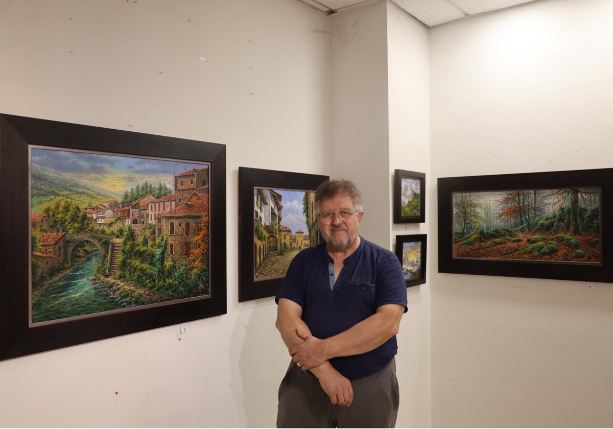 El pintor alicantino con alguna de las obras que muestra en Potes