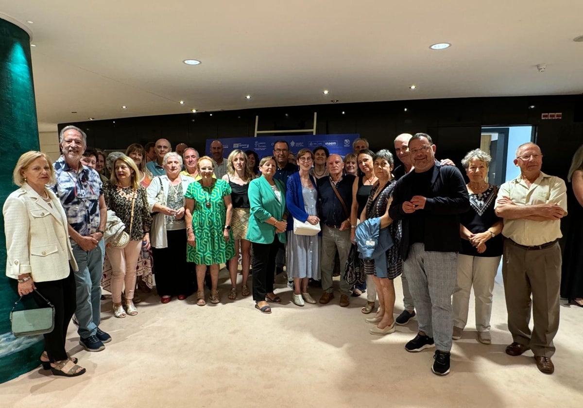 El nuevo director del FIS, Cosme Marina, junto a Fernando Palacios, con los barquereños del taller de música.