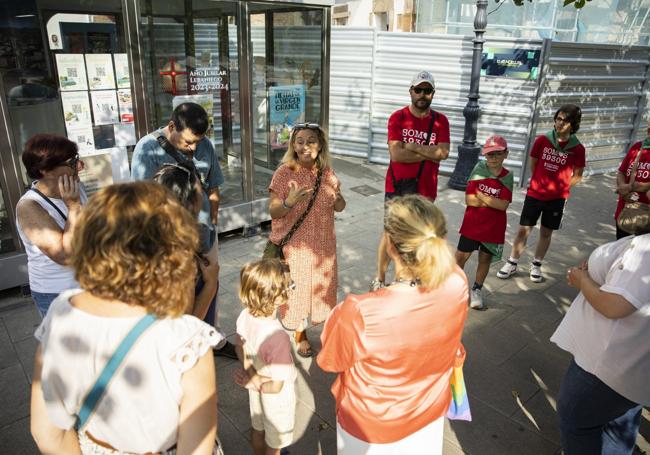 La guía se dirige a los participantes en la ruta, junto a la Oficina de Turismo, punto de partida del paseo por la ciudad.