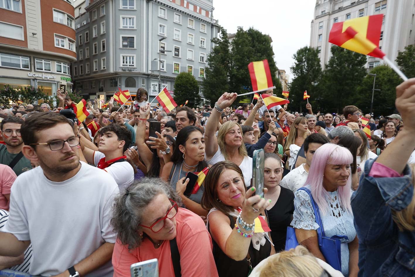 Los asistentes agitaban numerosas banderas de España