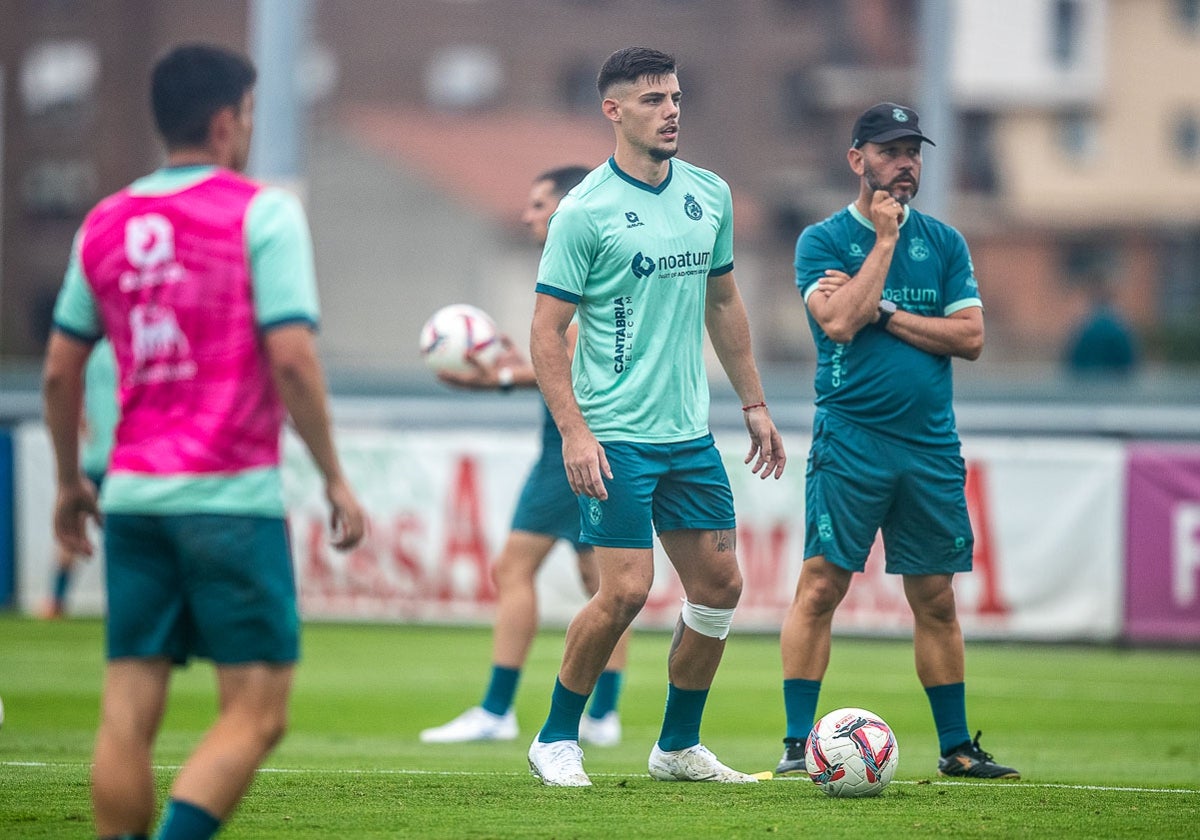 Javi Montero, en el entrenamiento de esta tarde en La Albericia junto a José Alberto