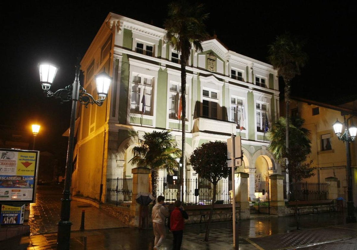 Vista nocturna de la Casa Consistorial de Suances.